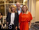 26.09.2025, Internationales Klassikfestival: Festival der Nationen 2025, im Kurhaus Bad Wrishofen (Unterallgu), Festivalerffnung im Kursaal mit Beatrice Rana, Klavier. Riccardo Minasi, Dirigent, Die Deutsche Kammerphilharmonie Bremen, Nach dem Konzert das Galadinner im Hotel Steigenberger Sonnenhof Bad Wrishofen. li: Sngerin Ireen Sheer mit Ehemann, re: Moderatorin (SAT1) Eva Grnbauer