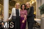 26.09.2025, Internationales Klassikfestival: Festival der Nationen 2025, im Kurhaus Bad Wrishofen (Unterallgu), Festivalerffnung im Kursaal mit Beatrice Rana, Klavier. Riccardo Minasi, Dirigent, Die Deutsche Kammerphilharmonie Bremen, Nach dem Konzert das Galadinner im Hotel Steigenberger Sonnenhof Bad Wrishofen. Die Kesser-Zwillinge Alice und Ellen Kessler mit dem Star des Abends, Beatrice Rana (mitte) 