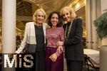 26.09.2025, Internationales Klassikfestival: Festival der Nationen 2025, im Kurhaus Bad Wrishofen (Unterallgu), Festivalerffnung im Kursaal mit Beatrice Rana, Klavier. Riccardo Minasi, Dirigent, Die Deutsche Kammerphilharmonie Bremen, Nach dem Konzert das Galadinner im Hotel Steigenberger Sonnenhof Bad Wrishofen. Die Kesser-Zwillinge Alice und Ellen Kessler mit dem Star des Abends, Beatrice Rana (mitte)  