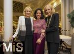 26.09.2025, Internationales Klassikfestival: Festival der Nationen 2025, im Kurhaus Bad Wrishofen (Unterallgu), Festivalerffnung im Kursaal mit Beatrice Rana, Klavier. Riccardo Minasi, Dirigent, Die Deutsche Kammerphilharmonie Bremen, Nach dem Konzert das Galadinner im Hotel Steigenberger Sonnenhof Bad Wrishofen. Die Kesser-Zwillinge Alice und Ellen Kessler mit dem Star des Abends, Beatrice Rana (mitte)  