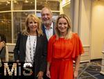 26.09.2025, Internationales Klassikfestival: Festival der Nationen 2025, im Kurhaus Bad Wrishofen (Unterallgu), Festivalerffnung im Kursaal mit Beatrice Rana, Klavier. Riccardo Minasi, Dirigent, Die Deutsche Kammerphilharmonie Bremen, Nach dem Konzert das Galadinner im Hotel Steigenberger Sonnenhof Bad Wrishofen. li: Sngerin Ireen Sheer mit Ehemann, re: Moderatorin (SAT1) Eva Grnbauer 