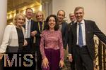 26.09.2025, Internationales Klassikfestival: Festival der Nationen 2025, im Kurhaus Bad Wrishofen (Unterallgu), Festivalerffnung im Kursaal mit Beatrice Rana, Klavier. Riccardo Minasi, Dirigent, Die Deutsche Kammerphilharmonie Bremen, Nach dem Konzert das Galadinner im Hotel Steigenberger Sonnenhof Bad Wrishofen. Die Kesser-Zwillinge Alice und Ellen Kessler mit dem Star des Abends, Beatrice Rana (mitte), die Intendanten des Festivals Werner und Winfried Roch, Riccardo Minasi, Dirigent, 