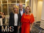 26.09.2025, Internationales Klassikfestival: Festival der Nationen 2025, im Kurhaus Bad Wrishofen (Unterallgu), Festivalerffnung im Kursaal mit Beatrice Rana, Klavier. Riccardo Minasi, Dirigent, Die Deutsche Kammerphilharmonie Bremen, Nach dem Konzert das Galadinner im Hotel Steigenberger Sonnenhof Bad Wrishofen. li: Sngerin Ireen Sheer mit Ehemann, re: Moderatorin (SAT1) Eva Grnbauer 