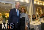 26.09.2025, Internationales Klassikfestival: Festival der Nationen 2025, im Kurhaus Bad Wrishofen (Unterallgu), Festivalerffnung im Kursaal mit Beatrice Rana, Klavier. Riccardo Minasi, Dirigent, Die Deutsche Kammerphilharmonie Bremen, Nach dem Konzert das Galadinner im Hotel Steigenberger Sonnenhof Bad Wrishofen.  v.li: Schnheits-Chirurg Prof. Dr. Dr. Werner Mang, Christine Hgel (MZ-Heimatverlegerin). 