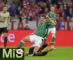 26.09.2025, Fussball Bundesliga 2025/2026, 5.Spieltag, FC Bayern Mnchen - SV Werder Bremen, in der Allianz-Arena Mnchen,  
Jens Stage (Werder Bremen) gegeb Serge Gnabry (FC Bayern Mnchen) 

