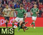 26.09.2025, Fussball Bundesliga 2025/2026, 5.Spieltag, FC Bayern Mnchen - SV Werder Bremen, in der Allianz-Arena Mnchen,  
Jens Stage (Werder Bremen) gegeb Serge Gnabry (FC Bayern Mnchen) 

