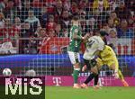 26.09.2025, Fussball Bundesliga 2025/2026, 5.Spieltag, FC Bayern Mnchen - SV Werder Bremen, in der Allianz-Arena Mnchen,  Luis Diaz (FC Bayern Mnchen) trifft zum 1:0 gegen Torwart Karl Hein (Werder Bremen) 


