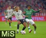 26.09.2025, Fussball Bundesliga 2025/2026, 5.Spieltag, FC Bayern Mnchen - SV Werder Bremen, in der Allianz-Arena Mnchen,  v.l. Sacha Boey (FC Bayern Mnchen) gegen Samuel Mbangula (Werder Bremen) 


