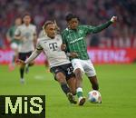 26.09.2025, Fussball Bundesliga 2025/2026, 5.Spieltag, FC Bayern Mnchen - SV Werder Bremen, in der Allianz-Arena Mnchen,  v.l. Sacha Boey (FC Bayern Mnchen) gegen Samuel Mbangula (Werder Bremen) 


