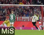 26.09.2025, Fussball Bundesliga 2025/2026, 5.Spieltag, FC Bayern Mnchen - SV Werder Bremen, in der Allianz-Arena Mnchen,  Harry Kane (FC Bayern Mnchen) trifft per Elfmeter zum 2:0 gegen Torwart Karl Hein (Werder Bremen) 


