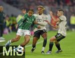 26.09.2025, Fussball Bundesliga 2025/2026, 5.Spieltag, FC Bayern Mnchen - SV Werder Bremen, in der Allianz-Arena Mnchen,  v.l. Isaac Schmidt (Werder Bremen) gegen Sacha Boey (FC Bayern Mnchen) und Raphael Guerreiro (FC Bayern Mnchen) 


