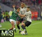 26.09.2025, Fussball Bundesliga 2025/2026, 5.Spieltag, FC Bayern Mnchen - SV Werder Bremen, in der Allianz-Arena Mnchen,  v.l. Isaac Schmidt (Werder Bremen) gegen Sacha Boey (FC Bayern Mnchen) und Raphael Guerreiro (FC Bayern Mnchen) 


