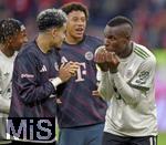26.09.2025, Fussball Bundesliga 2025/2026, 5.Spieltag, FC Bayern Mnchen - SV Werder Bremen, in der Allianz-Arena Mnchen, v.l. Luis Diaz (FC Bayern Mnchen) und Nicolas Jackson (FC Bayern Mnchen) diskutieren,