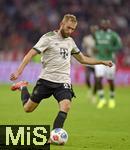 26.09.2025, Fussball Bundesliga 2025/2026, 5.Spieltag, FC Bayern Mnchen - SV Werder Bremen, in der Allianz-Arena Mnchen, Konrad Laimer (FC Bayern Mnchen)  am Ball,