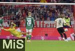 26.09.2025, Fussball Bundesliga 2025/2026, 5.Spieltag, FC Bayern Mnchen - SV Werder Bremen, in der Allianz-Arena Mnchen, Harry Kane (FC Bayern Mnchen) trifft per Elfmeter zum 2:0 gegen Torwart Karl Hein (Werder Bremen) 