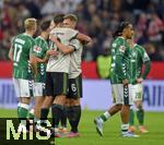 26.09.2025, Fussball Bundesliga 2025/2026, 5.Spieltag, FC Bayern Mnchen - SV Werder Bremen, in der Allianz-Arena Mnchen, Joshua Kimmich (FC Bayern Mnchen) umarmnt Tom Bischof (Bayern Mnchen) 