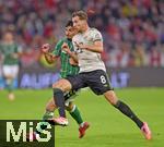26.09.2025, Fussball Bundesliga 2025/2026, 5.Spieltag, FC Bayern Mnchen - SV Werder Bremen, in der Allianz-Arena Mnchen, v.l. Leon Goretzka (FC Bayern Mnchen), gegen Cameron Puertas (Werder Bremen) 