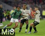 26.09.2025, Fussball Bundesliga 2025/2026, 5.Spieltag, FC Bayern Mnchen - SV Werder Bremen, in der Allianz-Arena Mnchen, v.l. Isaac Schmidt (Werder Bremen) gegen Sacha Boey (FC Bayern Mnchen) und Raphael Guerreiro (FC Bayern Mnchen) 