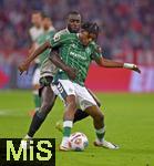 26.09.2025, Fussball Bundesliga 2025/2026, 5.Spieltag, FC Bayern Mnchen - SV Werder Bremen, in der Allianz-Arena Mnchen, v.l. Samuel Mbangula (Werder Bremen) gegen Dayot Upamecano (FC Bayern Mnchen) 