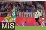 26.09.2025, Fussball Bundesliga 2025/2026, 5.Spieltag, FC Bayern Mnchen - SV Werder Bremen, in der Allianz-Arena Mnchen, Harry Kane (FC Bayern Mnchen) trifft per Elfmeter zum 2:0 gegen Torwart Karl Hein (Werder Bremen) 