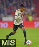26.09.2025, Fussball Bundesliga 2025/2026, 5.Spieltag, FC Bayern Mnchen - SV Werder Bremen, in der Allianz-Arena Mnchen, Michael Olise (FC Bayern Mnchen) am Ball,