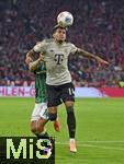 26.09.2025, Fussball Bundesliga 2025/2026, 5.Spieltag, FC Bayern Mnchen - SV Werder Bremen, in der Allianz-Arena Mnchen, Luis Diaz (FC Bayern Mnchen) gegen Senne Lynen (Werder Bremen) 