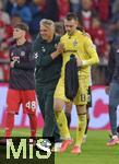 26.09.2025, Fussball Bundesliga 2025/2026, 5.Spieltag, FC Bayern Mnchen - SV Werder Bremen, in der Allianz-Arena Mnchen, v.l. Trainer Horst Steffen (Werder Bremen) baut nach dem Spiel Torwart Karl Hein (Werder Bremen) auf