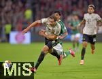 26.09.2025, Fussball Bundesliga 2025/2026, 5.Spieltag, FC Bayern Mnchen - SV Werder Bremen, in der Allianz-Arena Mnchen, v.l. Leon Goretzka (FC Bayern Mnchen), gegen Cameron Puertas (Werder Bremen) 