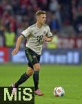 26.09.2025, Fussball Bundesliga 2025/2026, 5.Spieltag, FC Bayern Mnchen - SV Werder Bremen, in der Allianz-Arena Mnchen, Joshua Kimmich (FC Bayern Mnchen)   am Ball.