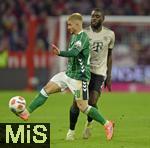26.09.2025, Fussball Bundesliga 2025/2026, 5.Spieltag, FC Bayern Mnchen - SV Werder Bremen, in der Allianz-Arena Mnchen, v.l. Romano Schmid (Werder Bremen) gegen Dayot Upamecano (FC Bayern Mnchen) 