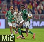 26.09.2025, Fussball Bundesliga 2025/2026, 5.Spieltag, FC Bayern Mnchen - SV Werder Bremen, in der Allianz-Arena Mnchen, v.l. Nicolas Jackson (FC Bayern Mnchen) gegen Karim Coulibaly (Werder Bremen) 