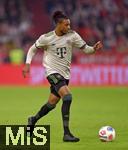 26.09.2025, Fussball Bundesliga 2025/2026, 5.Spieltag, FC Bayern Mnchen - SV Werder Bremen, in der Allianz-Arena Mnchen, Michael Olise (FC Bayern Mnchen) am Ball,