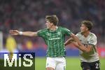 26.09.2025, Fussball Bundesliga 2025/2026, 5.Spieltag, FC Bayern Mnchen - SV Werder Bremen, in der Allianz-Arena Mnchen, v.l. Jens Stage (Werder Bremen) gegen Tom Bischof (Bayern Mnchen) 