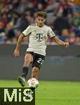 26.09.2025, Fussball Bundesliga 2025/2026, 5.Spieltag, FC Bayern Mnchen - SV Werder Bremen, in der Allianz-Arena Mnchen, Tom Bischof (Bayern Mnchen)  am Ball,