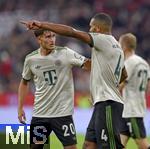 26.09.2025, Fussball Bundesliga 2025/2026, 5.Spieltag, FC Bayern Mnchen - SV Werder Bremen, in der Allianz-Arena Mnchen, Jonathan Tah (FC Bayern Mnchen) gibt Tom Bischof (Bayern Mnchen) die Richtung vor.