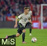 26.09.2025, Fussball Bundesliga 2025/2026, 5.Spieltag, FC Bayern Mnchen - SV Werder Bremen, in der Allianz-Arena Mnchen, Joshua Kimmich (FC Bayern Mnchen)   am Ball.