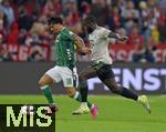 26.09.2025, Fussball Bundesliga 2025/2026, 5.Spieltag, FC Bayern Mnchen - SV Werder Bremen, in der Allianz-Arena Mnchen, v.l. Cameron Puertas (Werder Bremen) gegen Dayot Upamecano (FC Bayern Mnchen) 