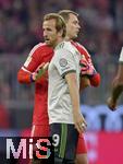 26.09.2025, Fussball Bundesliga 2025/2026, 5.Spieltag, FC Bayern Mnchen - SV Werder Bremen, in der Allianz-Arena Mnchen, v.l. Torwart Manuel Neuer (FC Bayern Mnchen) und Harry Kane (FC Bayern Mnchen)  klatschen ab,