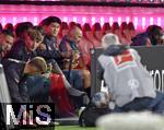 26.09.2025, Fussball Bundesliga 2025/2026, 5.Spieltag, FC Bayern Mnchen - SV Werder Bremen, in der Allianz-Arena Mnchen, Ein Fotograf fngt die Ersatzbank ein. v.l. Lennart Karl (FC Bayern Mnchen), Min-jae Kim (Bayern Mnchen, Minjae Kim) 