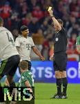26.09.2025, Fussball Bundesliga 2025/2026, 5.Spieltag, FC Bayern Mnchen - SV Werder Bremen, in der Allianz-Arena Mnchen, Schiedsrichter Frank Willenborg (Deutschland) zeigt Serge Gnabry (FC Bayern Mnchen) die gelbe Karte,