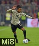 26.09.2025, Fussball Bundesliga 2025/2026, 5.Spieltag, FC Bayern Mnchen - SV Werder Bremen, in der Allianz-Arena Mnchen, Michael Olise (FC Bayern Mnchen) am Ball.