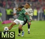 26.09.2025, Fussball Bundesliga 2025/2026, 5.Spieltag, FC Bayern Mnchen - SV Werder Bremen, in der Allianz-Arena Mnchen, v.l. Isaac Schmidt (Werder Bremen) gegen Sacha Boey (FC Bayern Mnchen) 