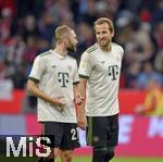 26.09.2025, Fussball Bundesliga 2025/2026, 5.Spieltag, FC Bayern Mnchen - SV Werder Bremen, in der Allianz-Arena Mnchen, v.l. Michael Olise (FC Bayern Mnchen) und Harry Kane (FC Bayern Mnchen)  feiern nach dem Spiel.