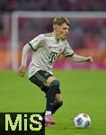 26.09.2025, Fussball Bundesliga 2025/2026, 5.Spieltag, FC Bayern Mnchen - SV Werder Bremen, in der Allianz-Arena Mnchen, Lennart Karl (FC Bayern Mnchen)  am Ball.