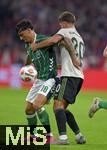 26.09.2025, Fussball Bundesliga 2025/2026, 5.Spieltag, FC Bayern Mnchen - SV Werder Bremen, in der Allianz-Arena Mnchen, v.l. Cameron Puertas (Werder Bremen) gegen Tom Bischof (Bayern Mnchen) 