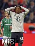 26.09.2025, Fussball Bundesliga 2025/2026, 5.Spieltag, FC Bayern Mnchen - SV Werder Bremen, in der Allianz-Arena Mnchen, Wisdom Mike (FC Bayern Mnchen) schlgt die Hnde ber dem Kopf zusammen.
