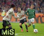 26.09.2025, Fussball Bundesliga 2025/2026, 5.Spieltag, FC Bayern Mnchen - SV Werder Bremen, in der Allianz-Arena Mnchen, v.l. Michael Olise (FC Bayern Mnchen), Konrad Laimer (FC Bayern Mnchen) und Romano Schmid (Werder Bremen) 