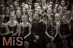 27.09.2025, Internationales Klassikfestival: Festival der Nationen 2025, im Kurhaus Bad Wrishofen (Unterallgu), Igor Levit, Klavier. Mit dem vbw Festivalorchester unter Dirigent Christoph Adt. Gruppenfoto im Kurtheater. Mitte: Igor Levit
