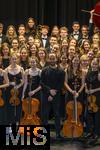 27.09.2025, Internationales Klassikfestival: Festival der Nationen 2025, im Kurhaus Bad Wrishofen (Unterallgu), Igor Levit, Klavier. Mit dem vbw Festivalorchester unter Dirigent Christoph Adt. Gruppenfoto im Kurtheater. Mitte: Igor Levit
