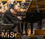 27.09.2025, Internationales Klassikfestival: Festival der Nationen 2025, im Kurhaus Bad Wrishofen (Unterallgu), Igor Levit, Klavier. Mit dem vbw Festivalorchester unter Dirigent Christoph Adt.
